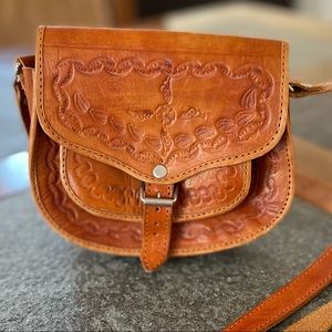 Vintage leather crossbody bag, great detail, gently worn.